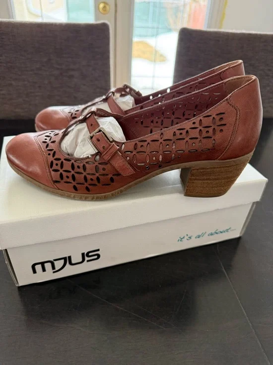 T-Strap Leather Pumps - Picture 2 of 5